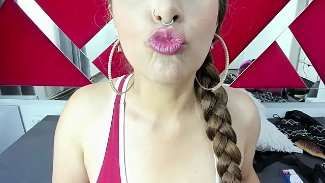 nicollewayne10 online show from 10/17/25, 09:16