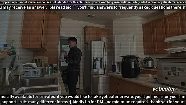 Snapshot of yetieater chatting on 01/13/25, 06:38 yetieater online show from 01/13/25, 06:38