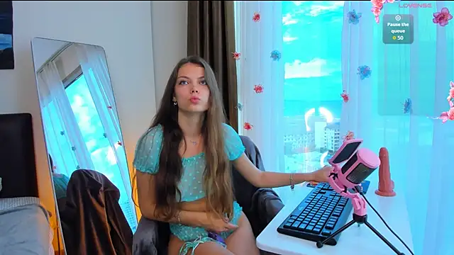 Alice neon online show from 09/24/25, 12:40