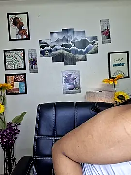 Snapshot of Noor-Bold chatting on 12/14/25, 04:40 Noor-Bold online show from 12/14/25, 04:40