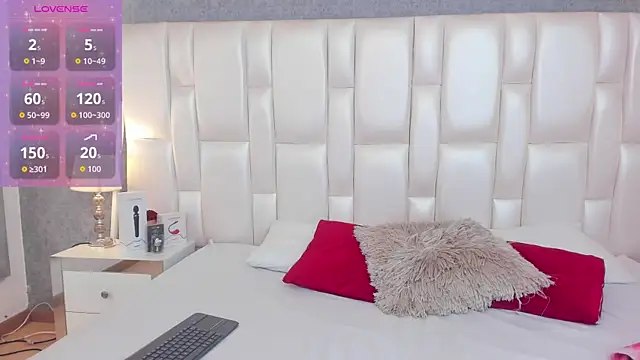 ArianaaGrace online show from 11/18/25, 07:39