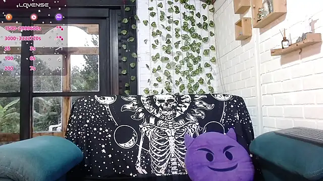 Snapshot of LiraSonnett chatting on 10/24/25, 09:14 LiraSonnett online show from 10/24/25, 09:14