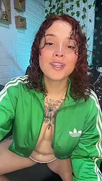 Snapshot of LiraSonnett chatting on 12/14/25, 09:09 LiraSonnett online show from 12/14/25, 09:09