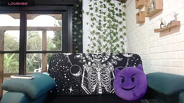 Snapshot of LiraSonnett chatting on 10/21/25, 09:03 LiraSonnett online show from 10/21/25, 09:03