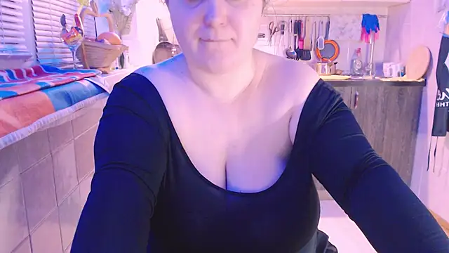 Snapshot of SoftLia chatting on 01/07/25, 04:59 SoftLia online show from 01/07/25, 04:59