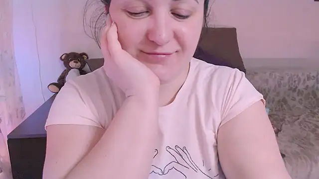 Snapshot of SoftLia chatting on 02/15/25, 08:23 SoftLia online show from 02/15/25, 08:23