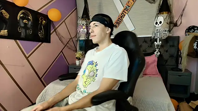 Snapshot of Andrew_Wolff chatting on 10/30/25, 03:38 Andrew Wolff online show from 10/30/25, 03:38