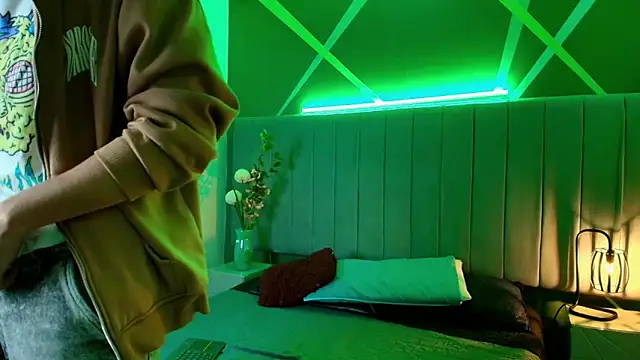 Snapshot of Andrew_Wolff chatting on 10/29/25, 02:21 Andrew Wolff online show from 10/29/25, 02:21