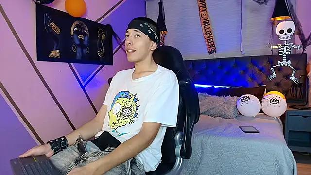 Snapshot of Andrew_Wolff chatting on 10/31/25, 03:25 Andrew Wolff online show from 10/31/25, 03:25