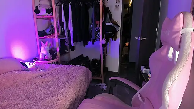 Loona s online show from 04/12/26, 01:31