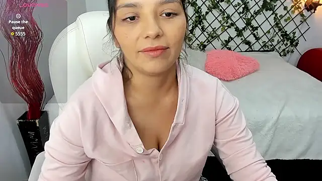 Snapshot of issa__nassar chatting on 11/27/25, 02:06 issa nassar online show from 11/27/25, 02:06