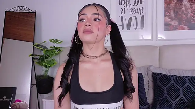 SaritaBratz online show from 02/25/26, 08:52