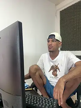 Snapshot of Miguel_bigcock chatting on 05/16/26, 02:05 Miguel bigcock online show from 05/16/26, 02:05