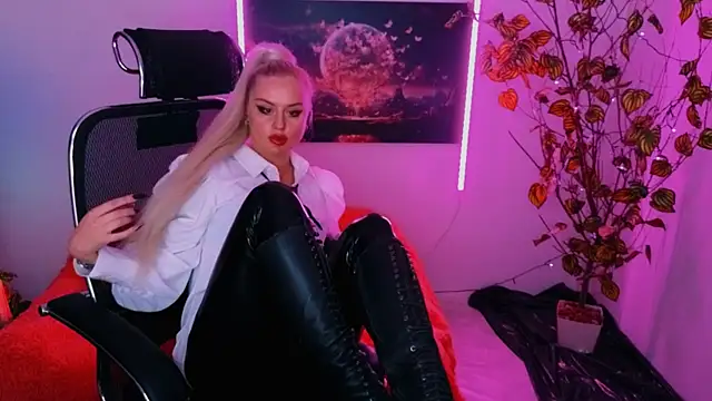 Snapshot of Miss_Alice_Silver chatting on 10/03/25, 10:00 Miss Alice Silver online show from 10/03/25, 10:00