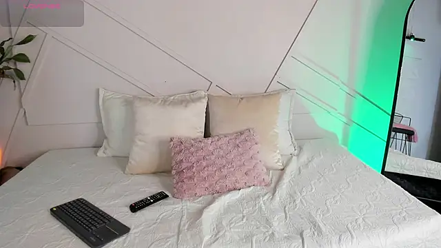 Snapshot of alanarouge chatting on 12/05/25, 11:53 alanarouge online show from 12/05/25, 11:53