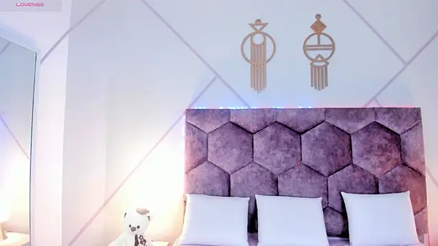 aurora collinss  online show from 11/21/25, 12:26