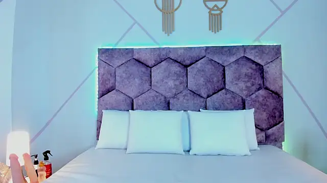 aurora collinss  online show from 10/07/25, 01:12