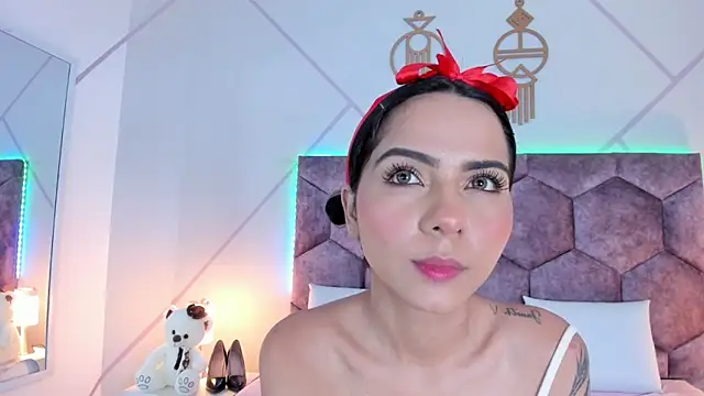 aurora collinss  online show from 12/22/25, 12:49