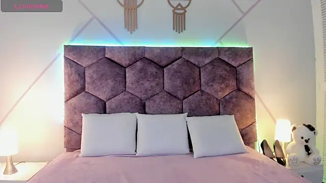 aurora collinss  online show from 11/14/25, 01:15