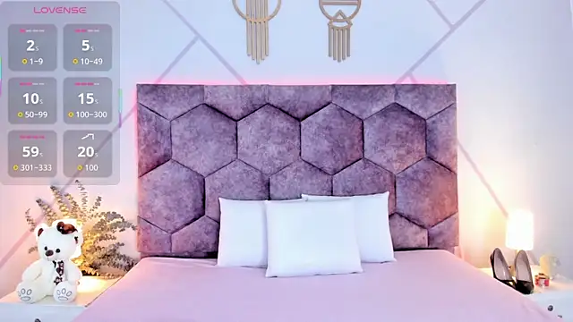 aurora collinss  online show from 02/04/26, 12:22