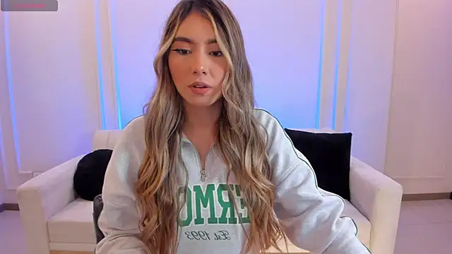 Snapshot of MaddisonCollins chatting on 05/22/26, 11:41 MaddisonCollins online show from 05/22/26, 11:41