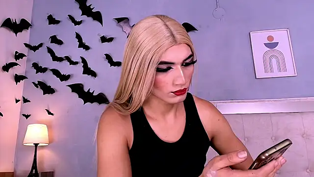 Emily Castillo 1 online show from 11/18/25, 04:27