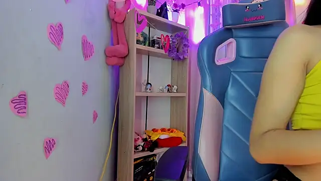 Snapshot of Olivia_pretty_ chatting on 03/21/25, 12:17 Olivia pretty online show from 03/21/25, 12:17