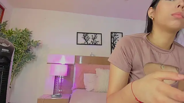 Snapshot of Olivia_pretty_ chatting on 03/03/25, 01:34 Olivia pretty online show from 03/03/25, 01:34