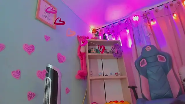 Snapshot of Olivia_pretty_ chatting on 03/19/25, 12:12 Olivia pretty online show from 03/19/25, 12:12