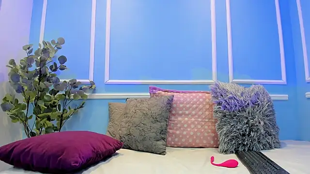 Lucy Canel online show from 10/04/25, 07:04