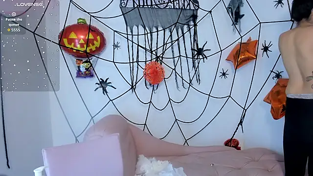 SaskiaGrendel online show from 10/30/25, 10:17