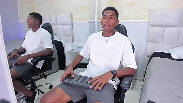 Snapshot of LexiAndDeker chatting on 10/28/25, 06:51 LexiAndDeker online show from 10/28/25, 06:51