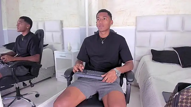 Snapshot of LexiAndDeker chatting on 10/31/25, 06:04 LexiAndDeker online show from 10/31/25, 06:04