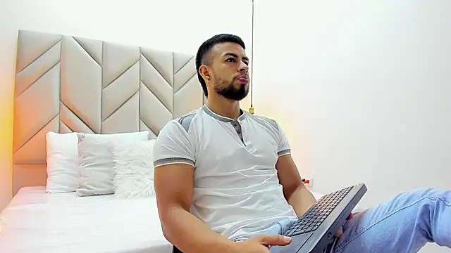 Snapshot of Eithan_Connorr chatting on 03/22/25, 12:35 Eithan Connorr online show from 03/22/25, 12:35