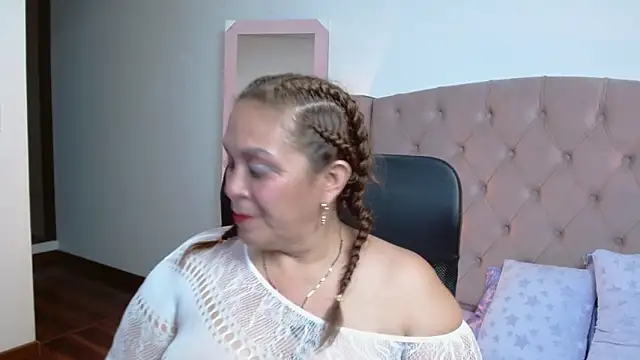 Snapshot of scarlettbooty chatting on 03/09/25, 03:43 scarlettbooty online show from 03/09/25, 03:43