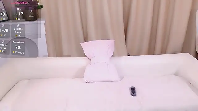 Snapshot of honey113 chatting on 12/14/25, 01:06 honey113 online show from 12/14/25, 01:06