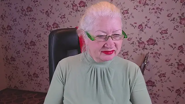 Snapshot of Maya_Mayflower chatting on 10/26/25, 04:02 Maya Mayflower online show from 10/26/25, 04:02