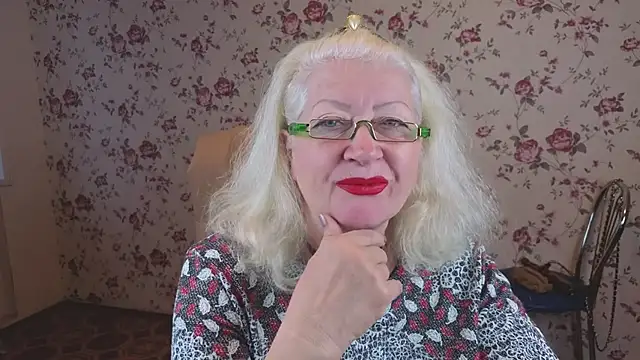 Snapshot of Maya_Mayflower chatting on 10/18/25, 04:14 Maya Mayflower online show from 10/18/25, 04:14