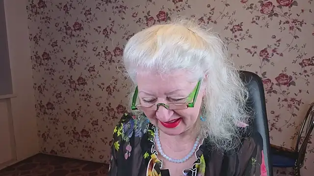 Snapshot of Maya_Mayflower chatting on 11/17/25, 04:05 Maya Mayflower online show from 11/17/25, 04:05