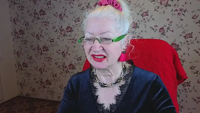 Snapshot of Maya_Mayflower chatting on 12/15/25, 04:07 Maya Mayflower online show from 12/15/25, 04:07