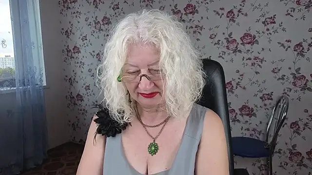 Snapshot of Maya_Mayflower chatting on 09/20/25, 04:06 Maya Mayflower online show from 09/20/25, 04:06