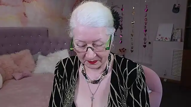 Snapshot of Maya_Mayflower chatting on 03/18/25, 12:17 Maya Mayflower online show from 03/18/25, 12:17