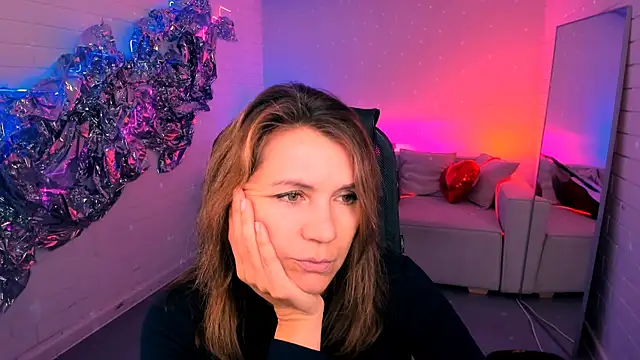 NicoleHitman online show from 10/13/25, 09:33