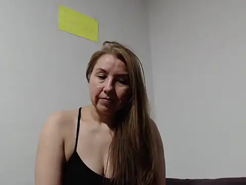 GiaLuvv11 online show from 04/23/26, 03:02