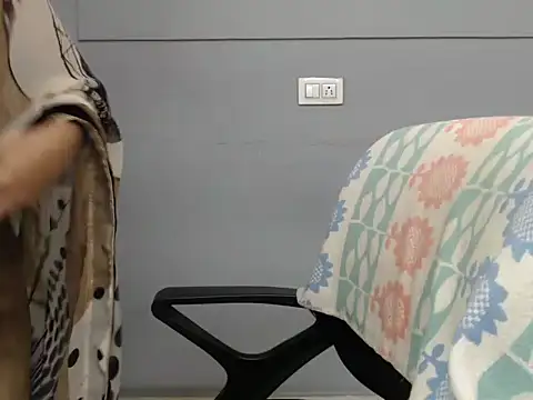 Snapshot of Surjeet_Kaur chatting on 11/28/25, 04:01 Surjeet Kaur online show from 11/28/25, 04:01