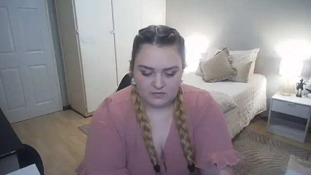 Snapshot of Neytjie chatting on 11/19/25, 06:08 Neytjie online show from 11/19/25, 06:08