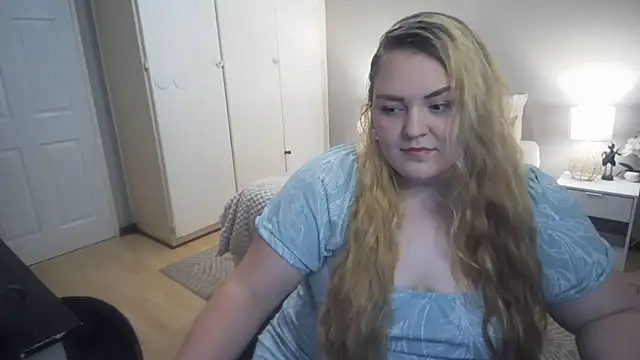 Snapshot of Neytjie chatting on 11/20/25, 06:08 Neytjie online show from 11/20/25, 06:08