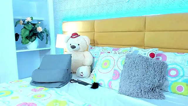 LeilaHiuston online show from 12/14/25, 08:42