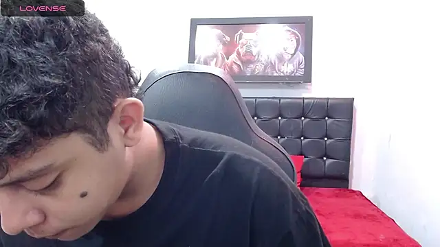 Snapshot of Alejandroo_22 chatting on 03/18/25, 02:17 Alejandroo 22 online show from 03/18/25, 02:17