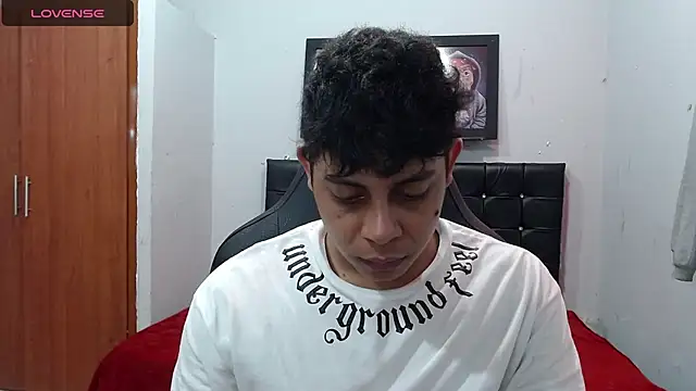 Snapshot of Alejandroo_22 chatting on 03/20/25, 06:31 Alejandroo 22 online show from 03/20/25, 06:31
